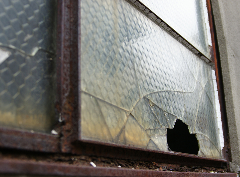 空き家の割れた窓ガラス